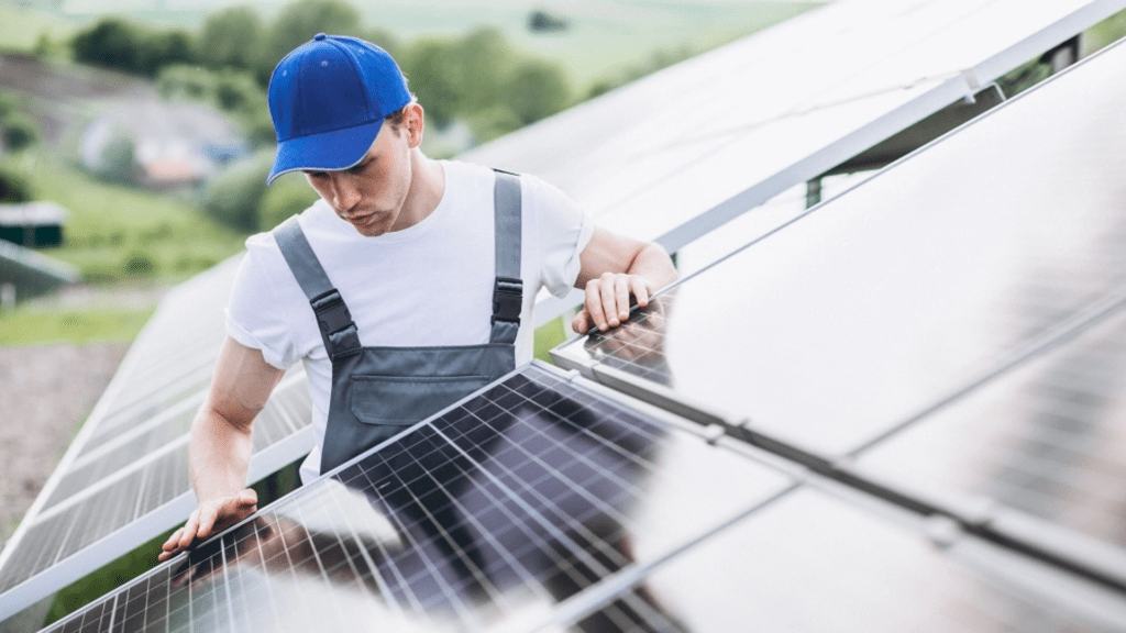 técnico ajustando orientação dos painéis