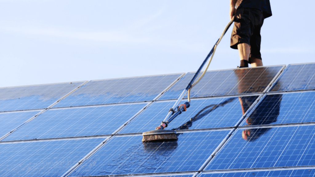 homem limpando painel solar